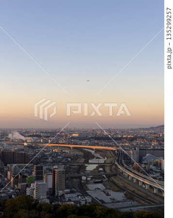 朝焼けに照らされた街の風景 135299257