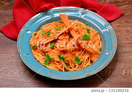 ズワイガニ、ずわい蟹、ズワイ蟹、ずわいがにのトマトクリームパスタ。 135299258