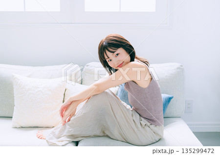 若い女性のビューティーイメージ 135299472