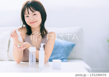 女性のスキンケアイメージ 135299478