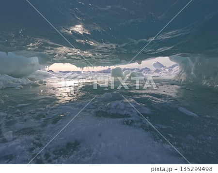 流氷の隙間 135299498