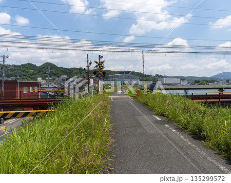 大和川堤防の踏切 大和川堤防の踏切 135299572