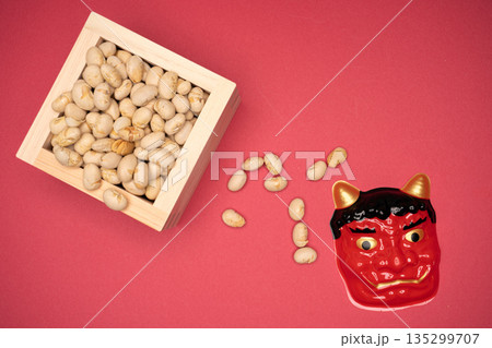 木枡に入った豆と鬼のお面を配置した節分の物撮り 木枡に入った豆と鬼のお面を配置した節分の物撮り 135299707