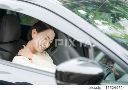 車の運転をする女性 車の運転をする女性 135299724