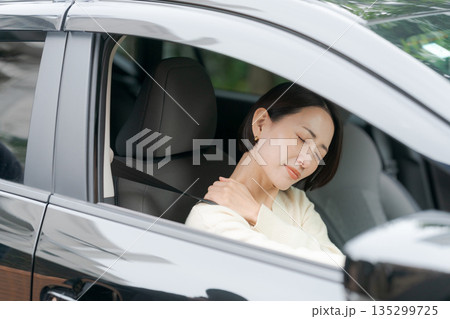 車の運転をする女性 車の運転をする女性 135299725