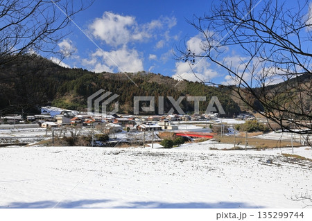 日南町下岩見の冬景色　4 135299744