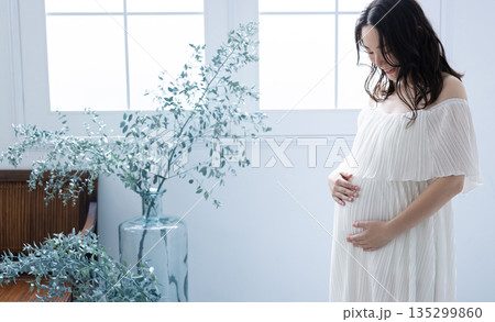 窓辺に立つ妊婦さん 窓辺に立つ妊婦さん 135299860