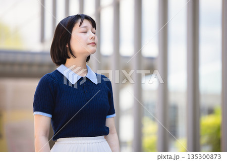 若い女性のポートレート 若い女性のポートレート 135300873