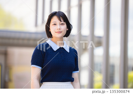 若い女性のポートレート 若い女性のポートレート 135300874
