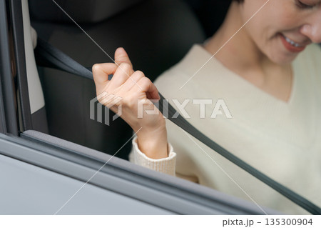 シートベルトをする女性 135300904