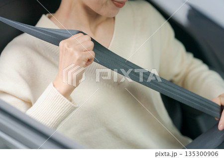 シートベルトをする女性 135300906