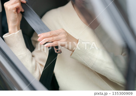 シートベルトをする女性 シートベルトをする女性 135300909