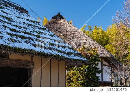 長屋門の茅葺屋根 135301476