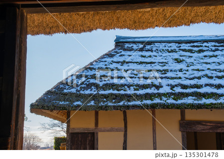 長屋門の雪 135301478