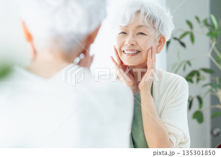 肌の潤いを実感するシニア女性 肌の潤いを実感するシニア女性 135301850
