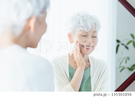 肌の潤いを実感するシニア女性 肌の潤いを実感するシニア女性 135301856