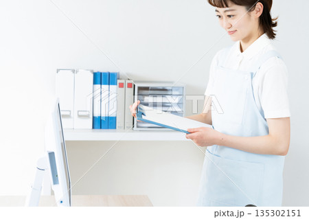 事務作業をするエッセンシャルワーカーの女性 135302151