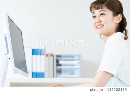 事務作業をするエッセンシャルワーカーの女性 事務作業をするエッセンシャルワーカーの女性 135302159