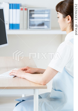 事務作業をするエッセンシャルワーカーの女性 135302252