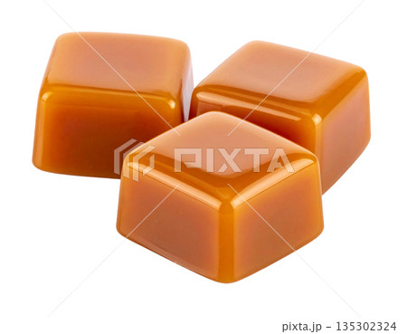 白背景に置かれた3つのキャラメル 135302324