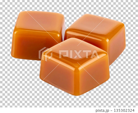 白背景に置かれた3つのキャラメル 135302324