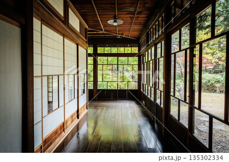 雰囲気ある昔の日本家屋の風景素材 雰囲気ある昔の日本家屋の風景素材 135302334