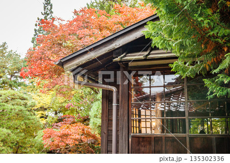 雰囲気ある昔の日本家屋の風景素材 135302336