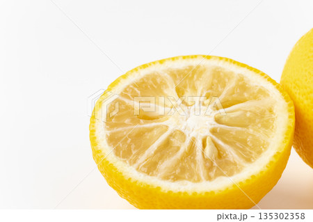 輪切りにしたユズのクローズアップ 135302358