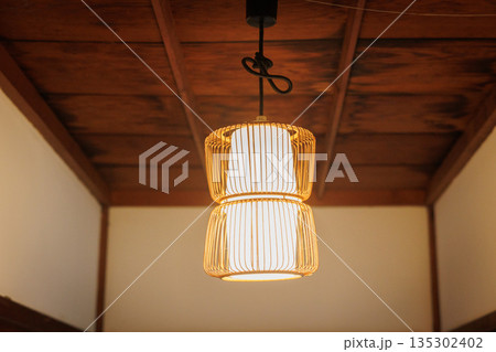 雰囲気ある昔の日本家屋の風景素材 135302402