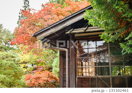 雰囲気ある昔の日本家屋の風景素材 135302461