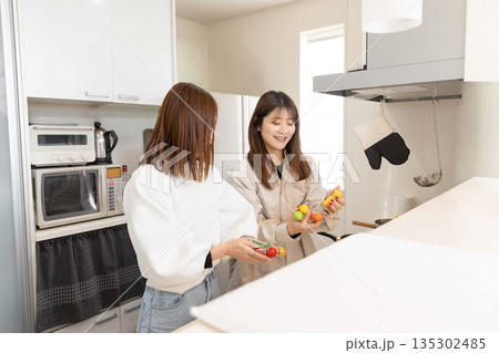 キッチンでスパイスを選ぶ女性 135302485