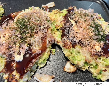 家で調理する美味しそうなお好み焼き 家で調理する美味しそうなお好み焼き 135302486