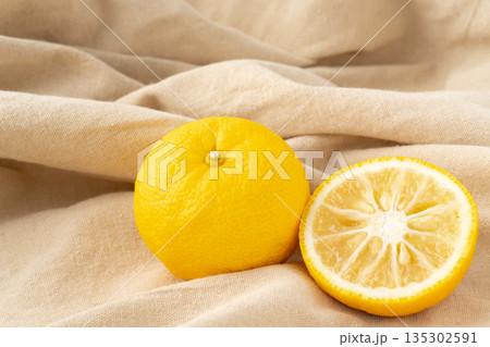 布の上に置かれたユズ 135302591