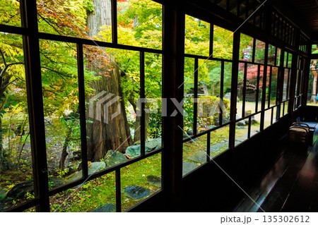 雰囲気ある昔の日本家屋の風景素材 135302612