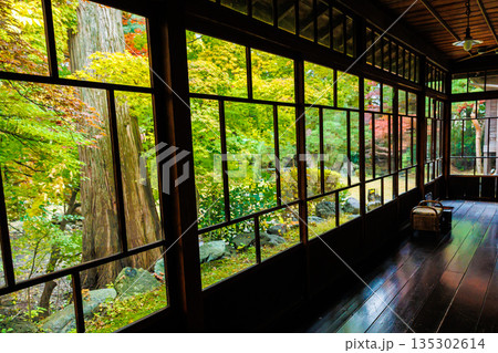 雰囲気ある昔の日本家屋の風景素材 135302614