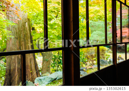 雰囲気ある昔の日本家屋の風景素材 雰囲気ある昔の日本家屋の風景素材 135302615
