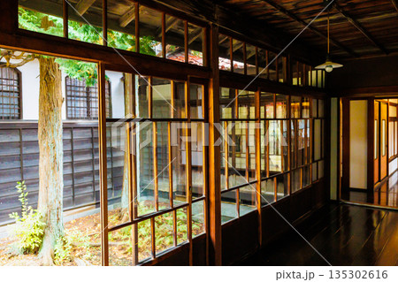 雰囲気ある昔の日本家屋の風景素材 雰囲気ある昔の日本家屋の風景素材 135302616
