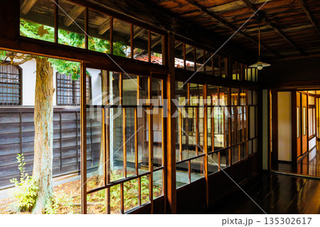 雰囲気ある昔の日本家屋の風景素材 135302617