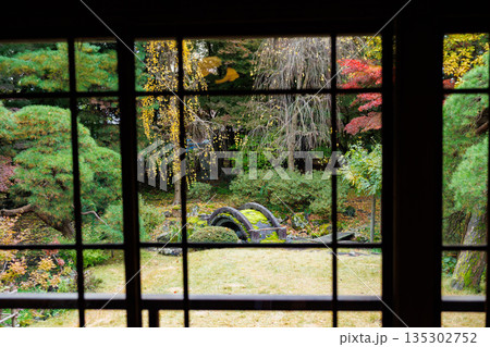 窓から見える紅葉 窓から見える紅葉 135302752