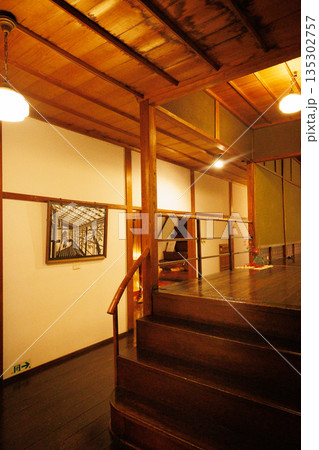 雰囲気ある昔の日本家屋の風景素材 135302757