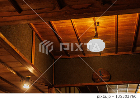 雰囲気ある昔の日本家屋の風景素材 135302760