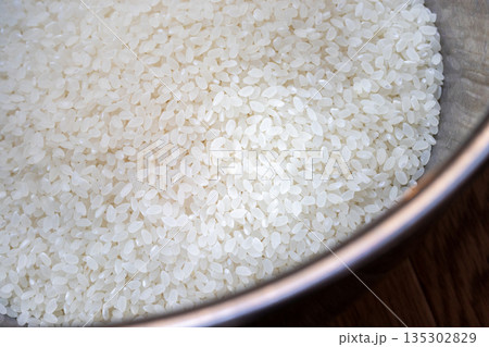 ボウルの中の白い米粒 135302829
