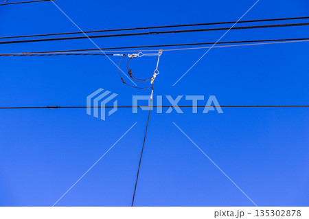 青空と送電線 135302878