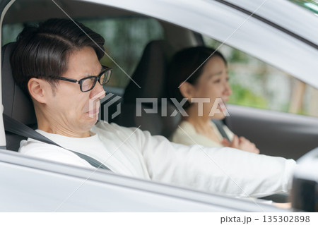 車でトラブルに遭うカップル 135302898