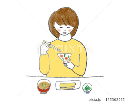 和食のご飯を食べる女性です 和食のご飯を食べる女性です 135302965