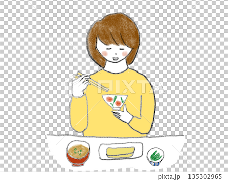 和食のご飯を食べる女性です 和食のご飯を食べる女性です 135302965
