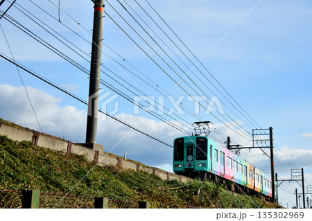 磯ノ浦海水浴場近くを走るめでたい電車(南海電鉄・加太線)　【和歌山県和歌山市】　 135302969