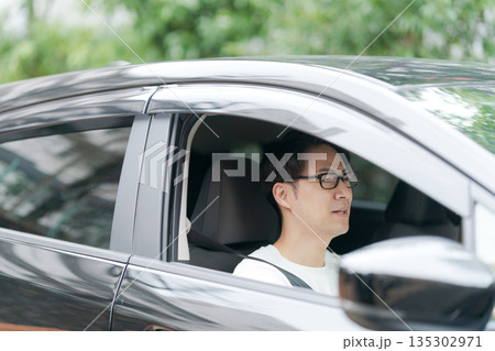車の運転をする男性 車の運転をする男性 135302971