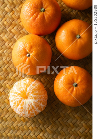 Fresh oranges 135302989