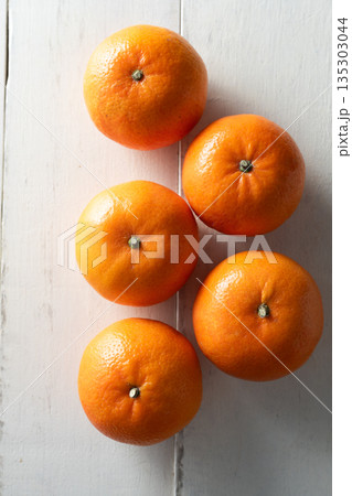 Fresh oranges 135303044